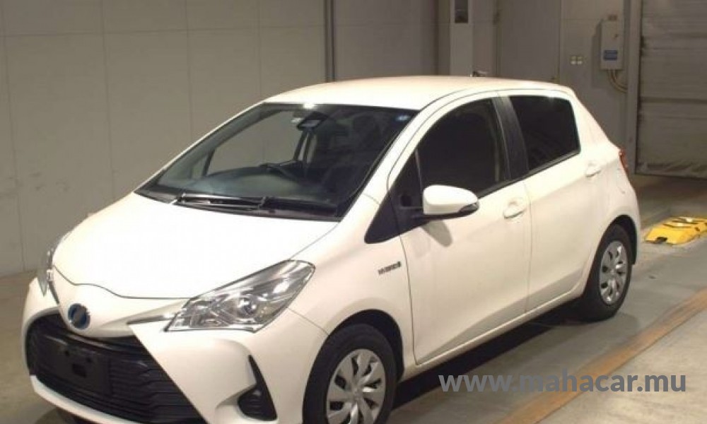 2020 Toyota VITZ HYBRID F, White