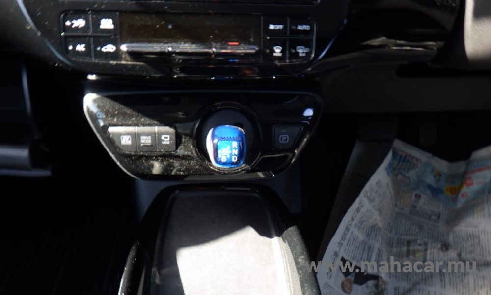 2020 Toyota PRIUS photo 10
