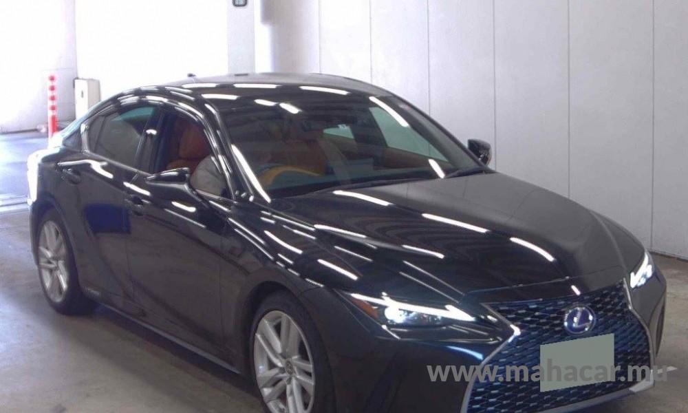 2021 LEXUS IS 300h photo 3