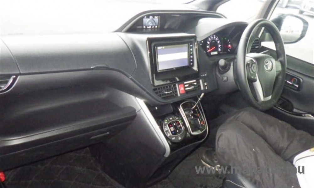 2021 Toyota VOXY photo 5