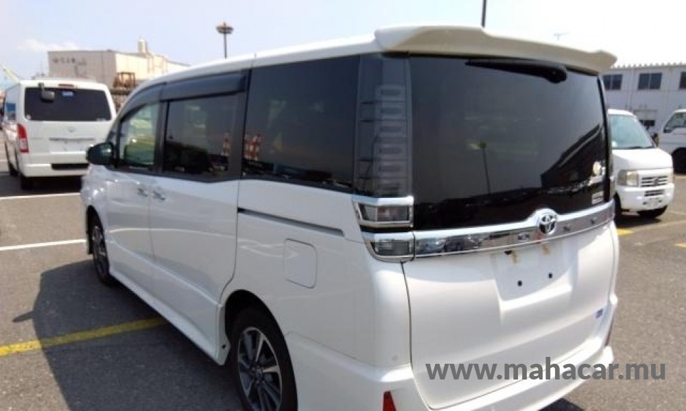 2021 Toyota VOXY photo 10