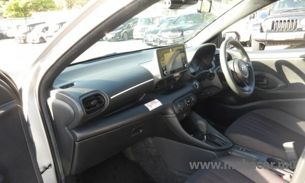 2023 Toyota Yaris photo 6