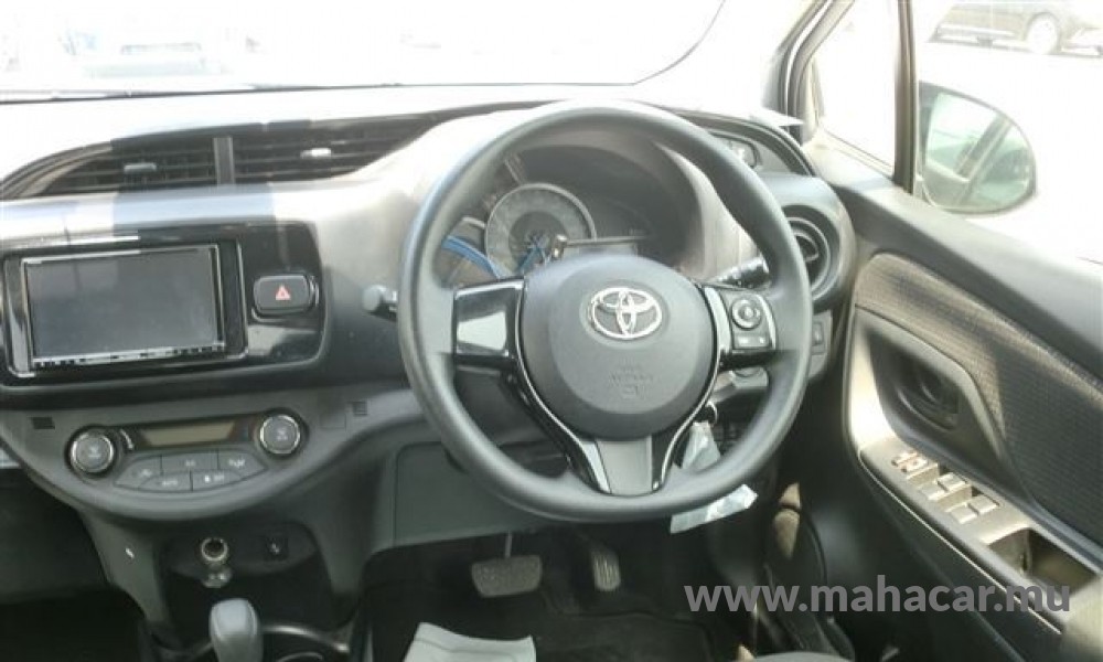 2020 Toyota VITZ HYBRID F photo 7