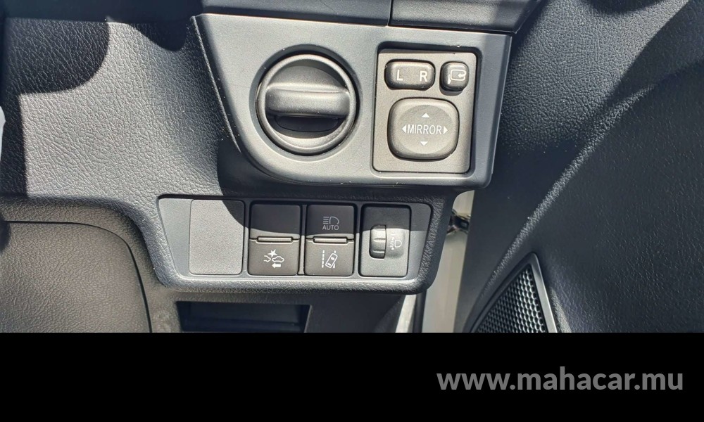 2019 Toyota Corolla Axio photo 6