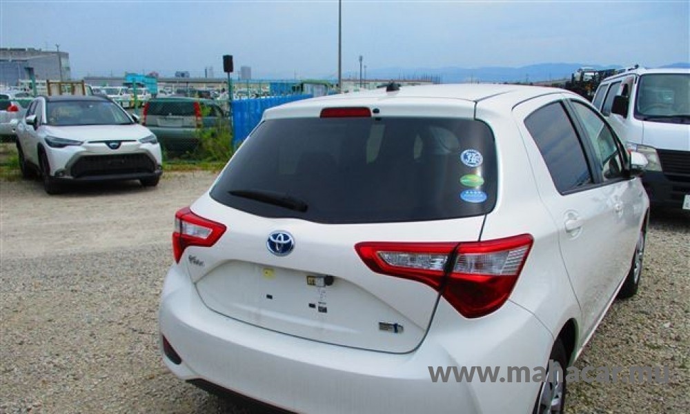 2020 Toyota VITZ HYBRID F photo 6