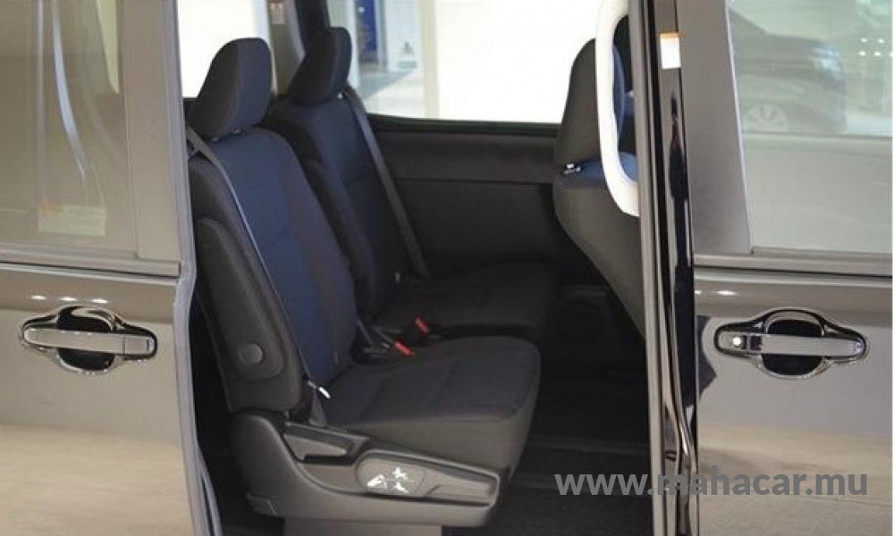 2020 Toyota VOXY photo 6