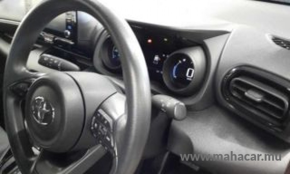 2021 Toyota Yaris Hybrid photo 3