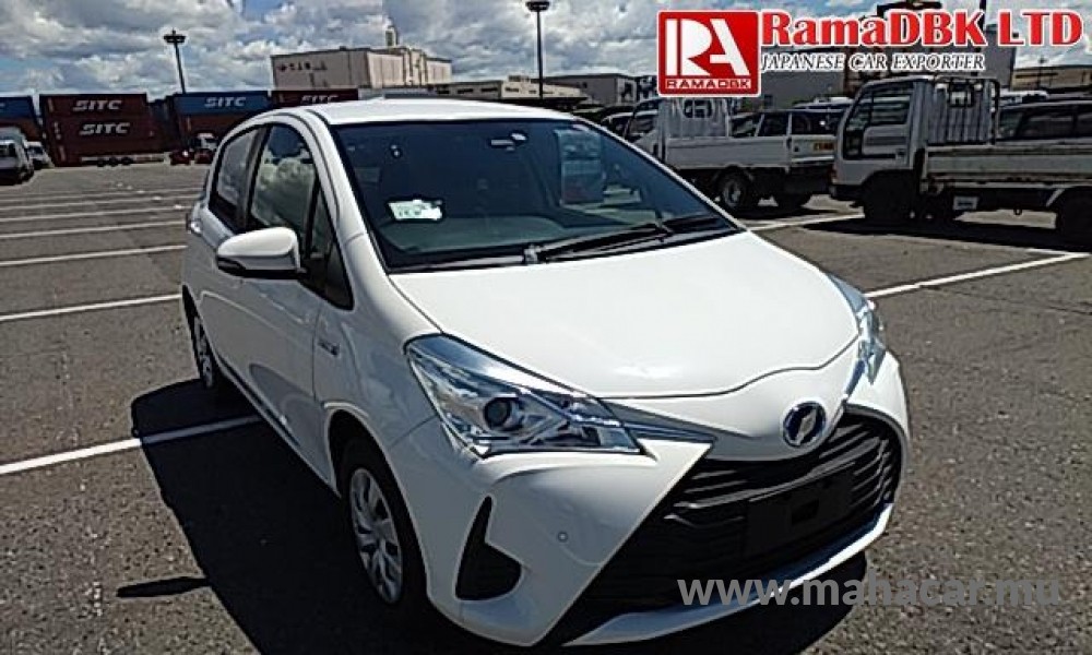 2019 Toyota VITZ HYBRID F photo 2