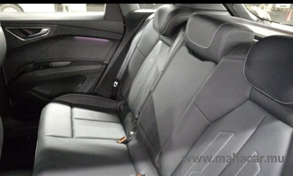2023 AUDI Q4 photo 2