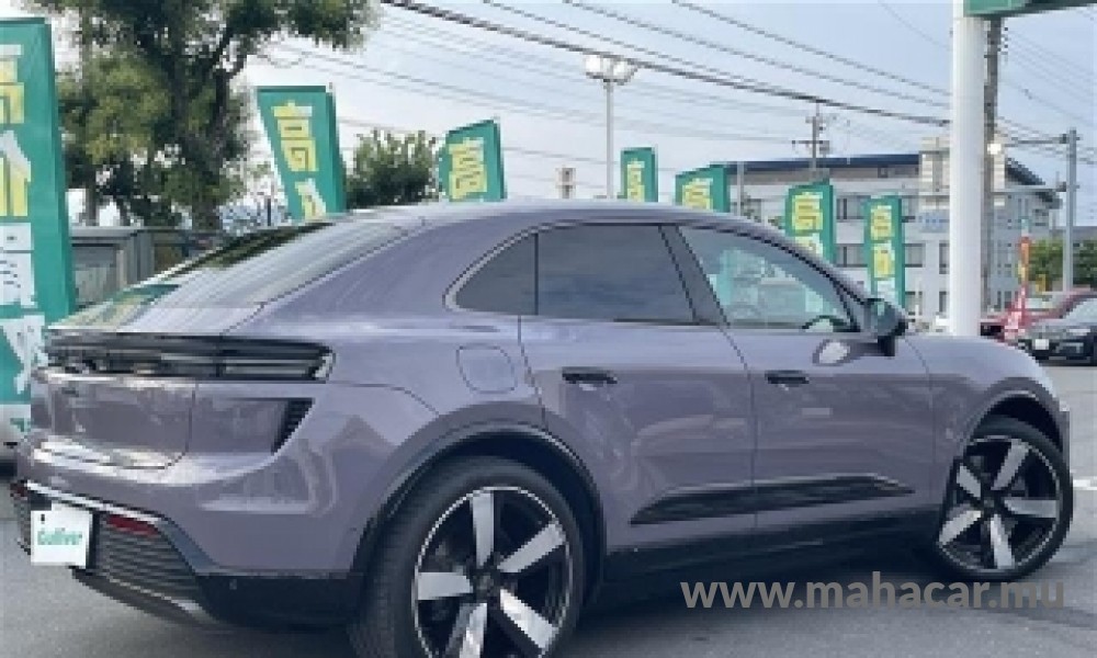 2025 Porsche Macan photo 4