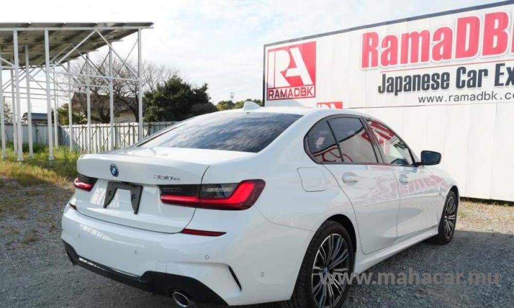 2022 BMW 330e photo 3