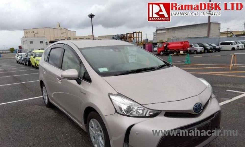 2020 Toyota Prius Alpha photo 2