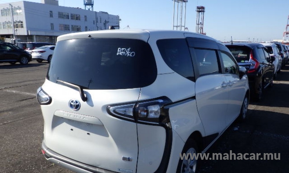 2021 Toyota Sienta Hybrid photo 4
