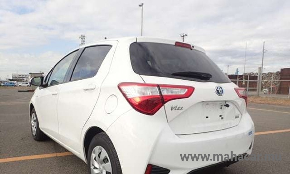 2019 Toyota VITZ HYBRID F photo 2