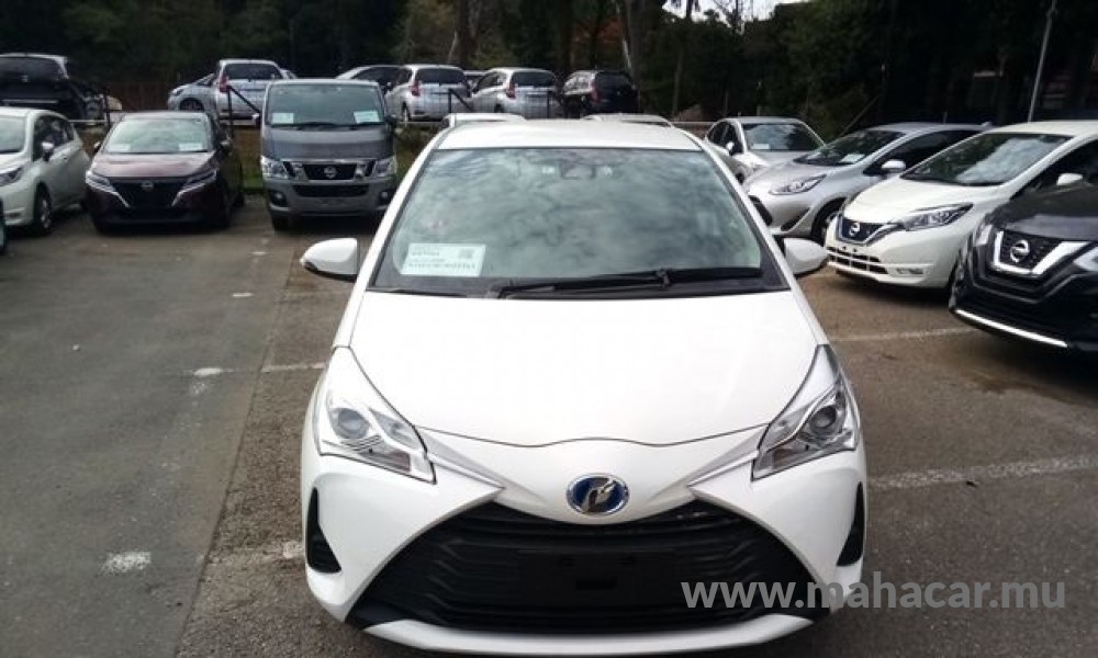 2020 Toyota VITZ HYBRID F, White