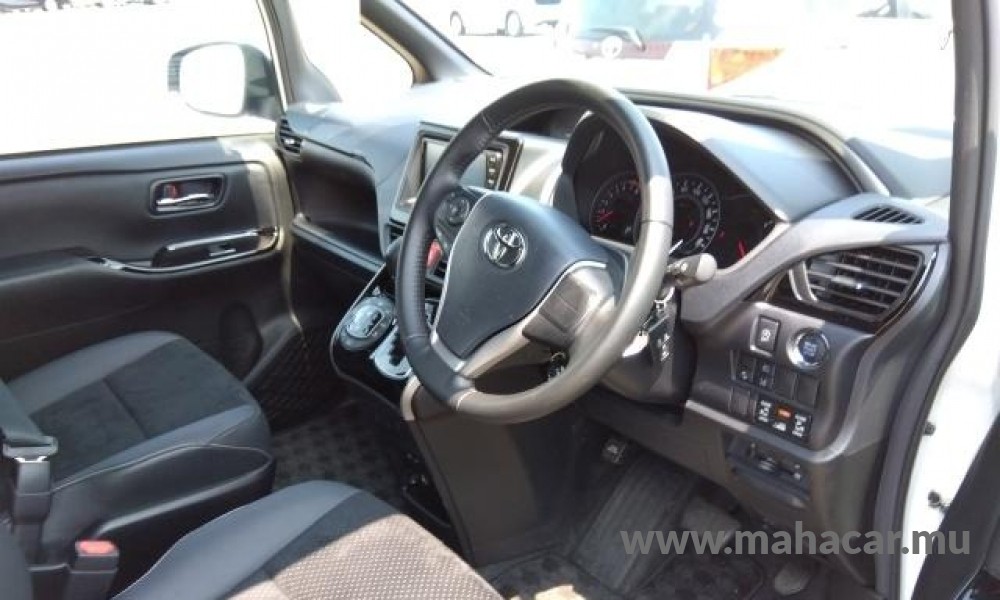2021 Toyota VOXY photo 6