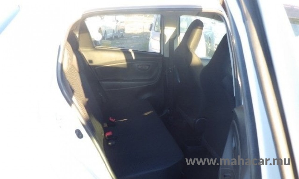 2019 Toyota Vitz photo 17