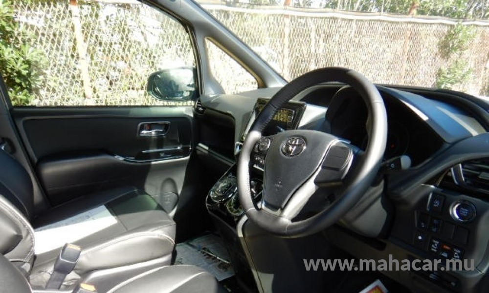 2020 Toyota VOXY photo 7