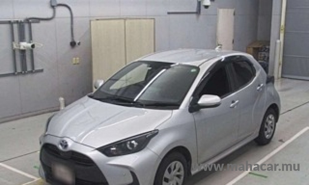 2022 Toyota Yaris Hybrid, Silver