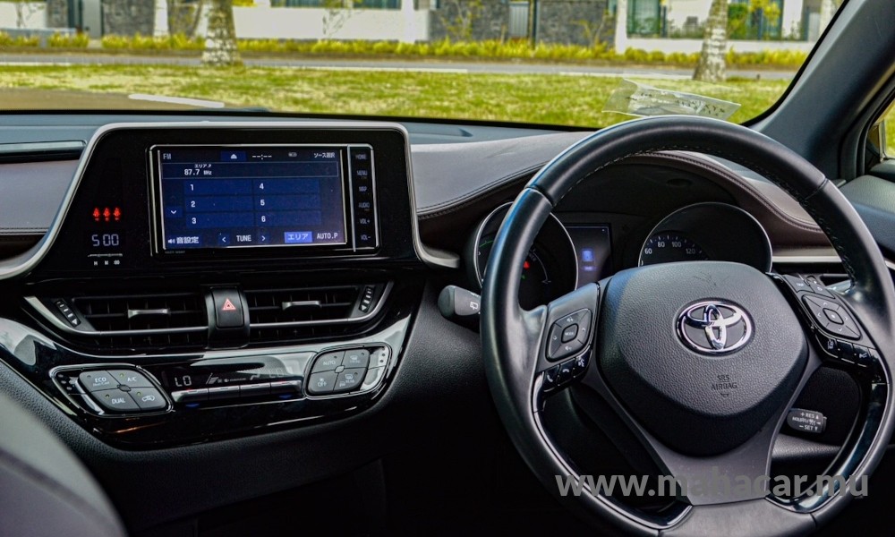2019 Toyota CHR HYBRID photo 4