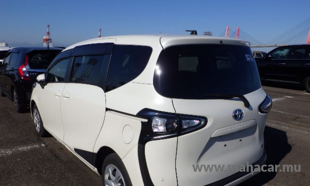 2021 Toyota Sienta Hybrid photo 3