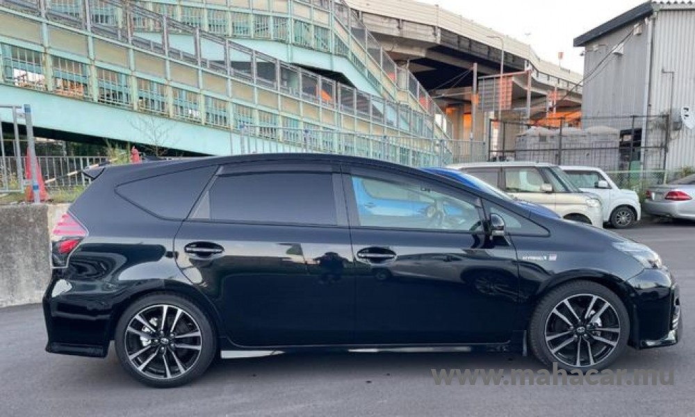 2020 Toyota Prius Alpha photo 9