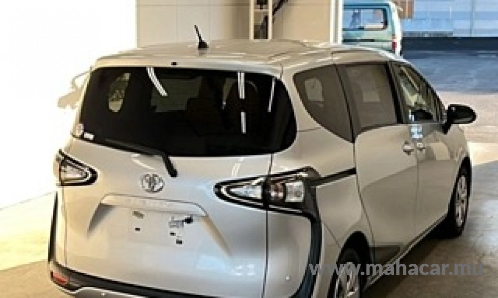 2022 Toyota Sienta photo 2