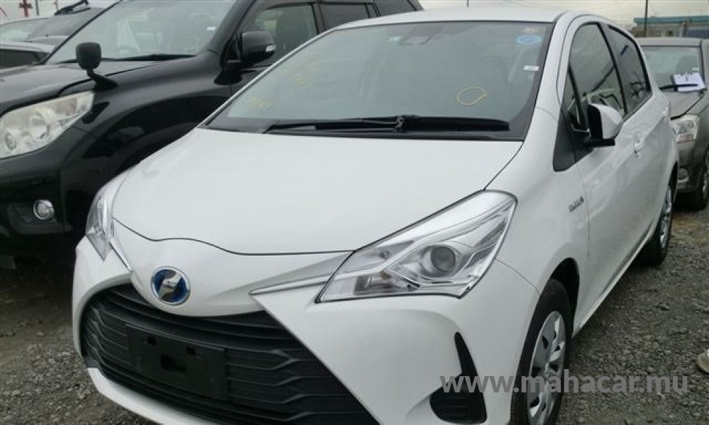 2019 Toyota VITZ HYBRID F, White