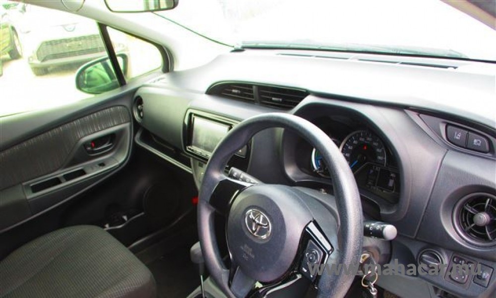 2020 Toyota VITZ HYBRID F photo 11
