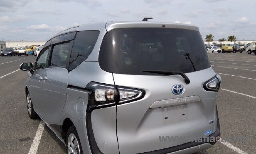 2021 Toyota Sienta Hybrid photo 3