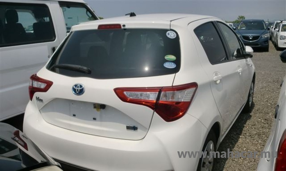 2020 Toyota VITZ HYBRID F photo 6