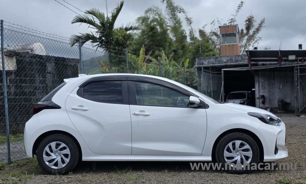 2022 Toyota Yaris Hybrid photo 3