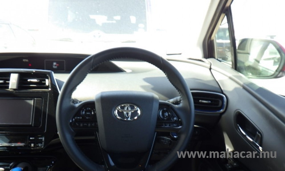 2020 Toyota PRIUS photo 6