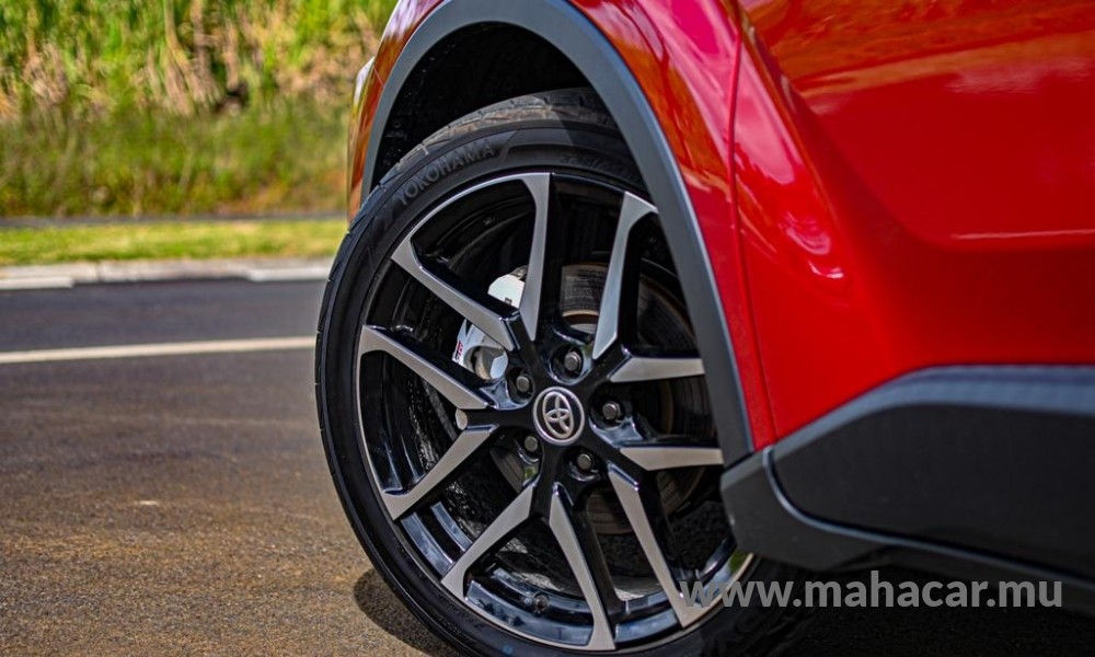 2019 Toyota CHR HYBRID photo 19