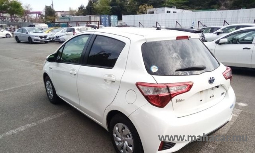 2020 Toyota VITZ HYBRID F photo 3