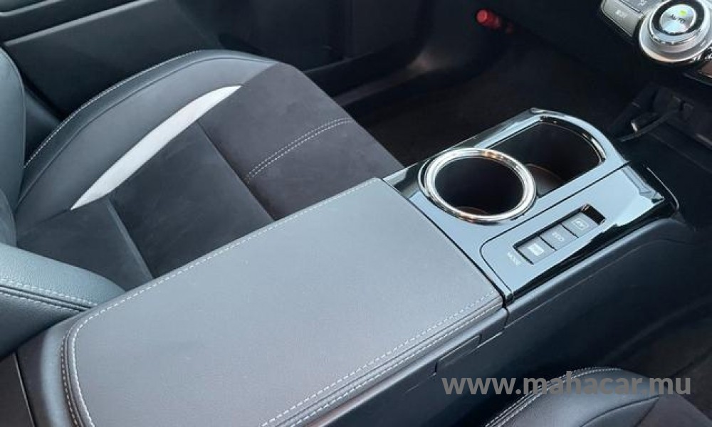 2020 Toyota Prius Alpha photo 3