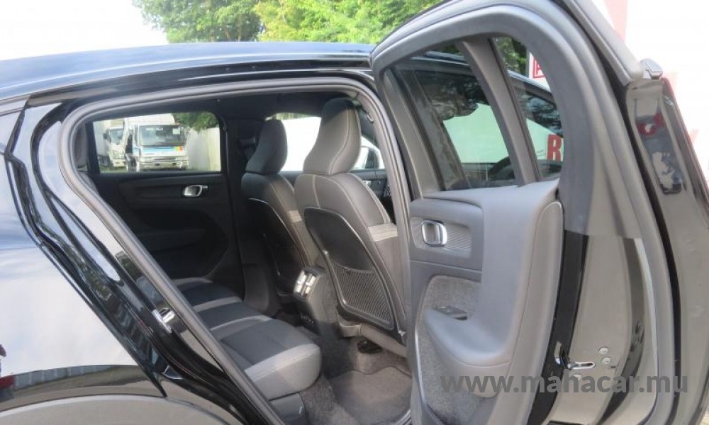 2023 VOLVO C40 photo 9