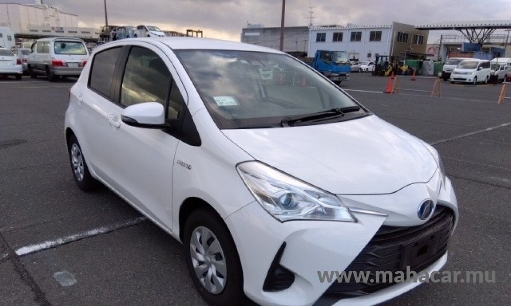 2019 Toyota VITZ HYBRID F photo 12