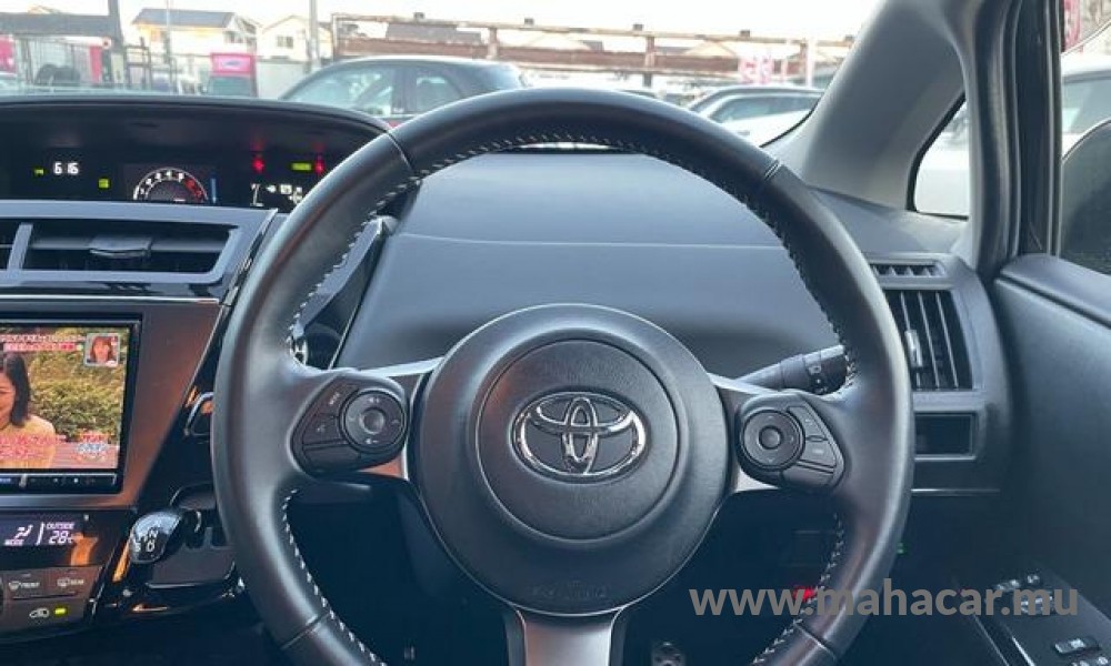 2020 Toyota Prius Alpha photo 2