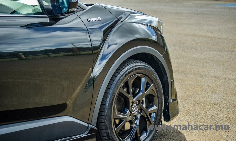 2019 Toyota CHR HYBRID photo 3