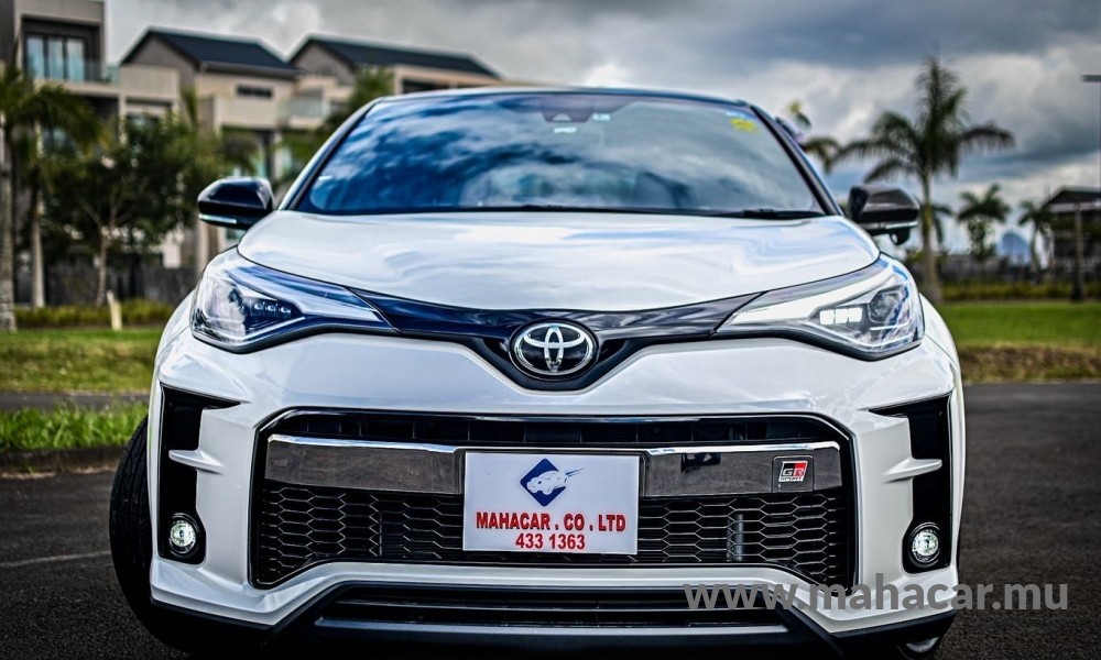 2020 Toyota CHR HYBRID, WHITE/BLACK