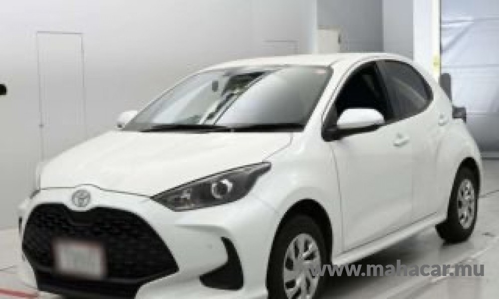 2023 Toyota Yaris Hybrid, White