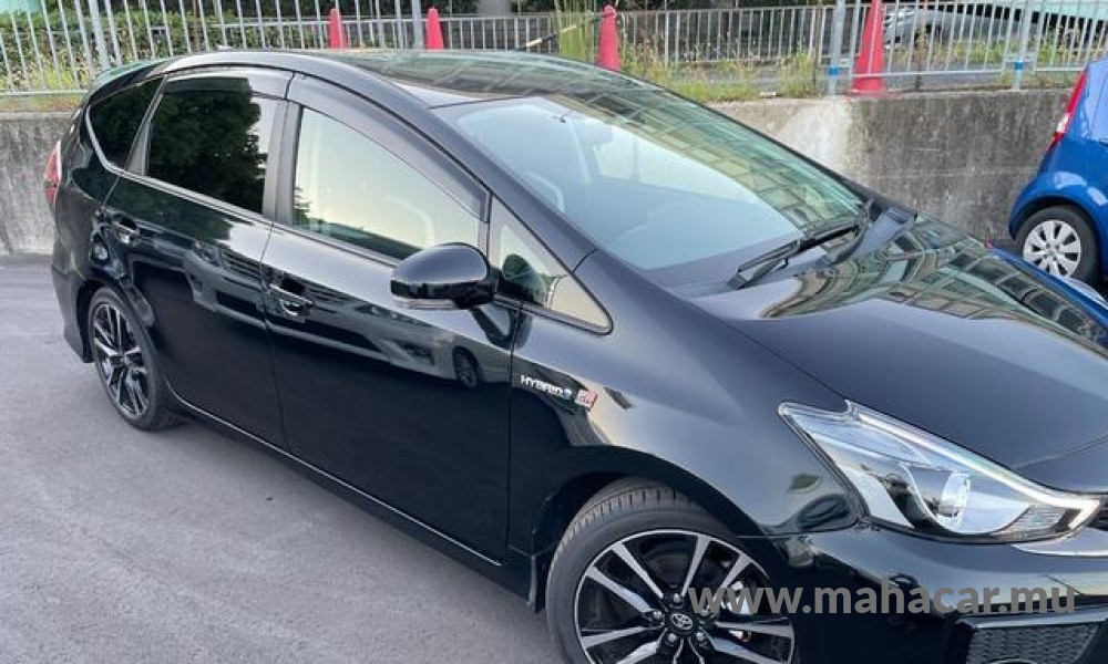 2020 Toyota Prius Alpha photo 10