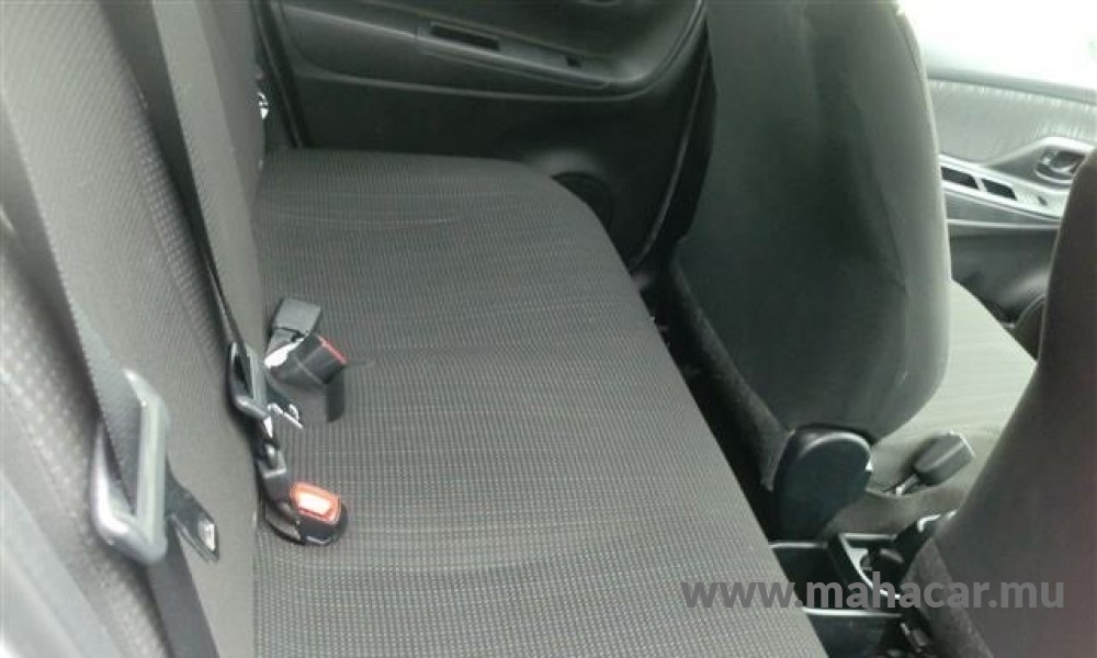 2019 Toyota VITZ HYBRID F photo 8