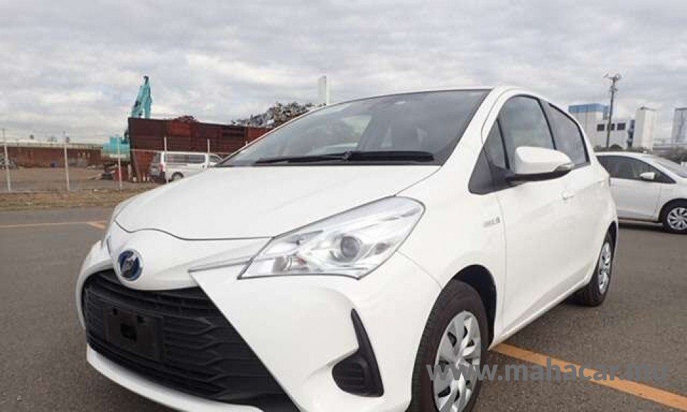 2019 Toyota VITZ HYBRID F, White
