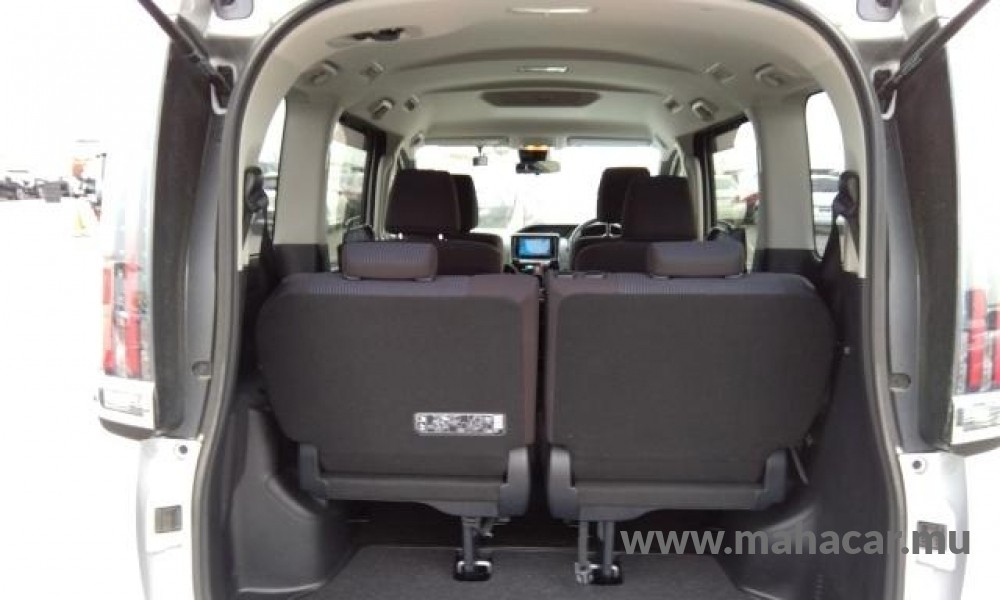 2020 Toyota Noah photo 12