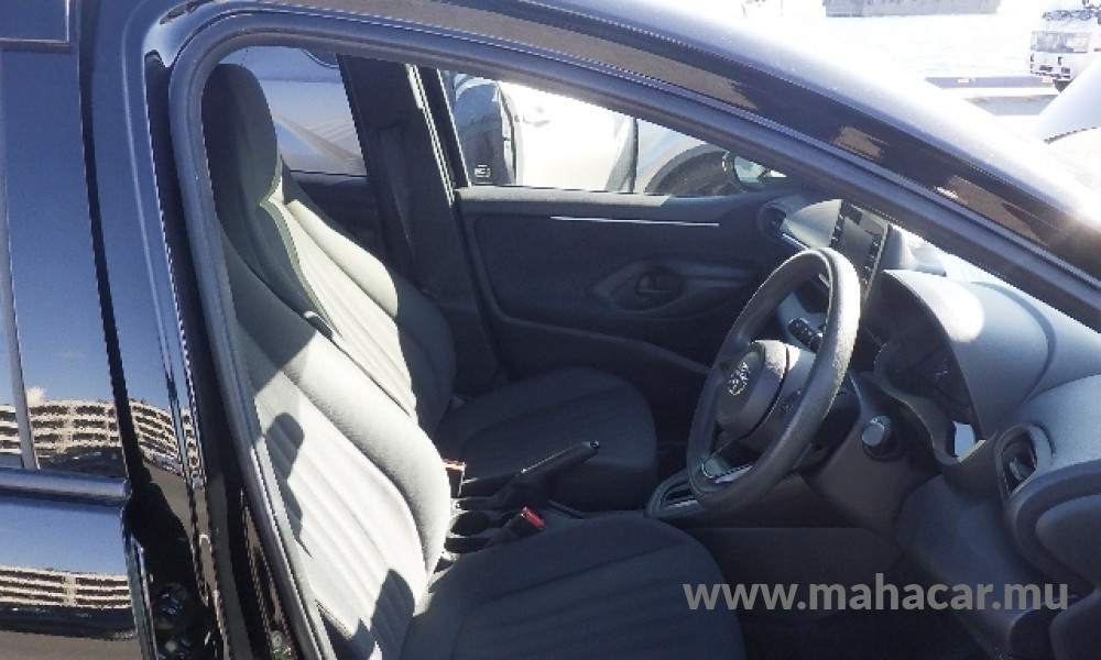 2022 Toyota Yaris Hybrid photo 2
