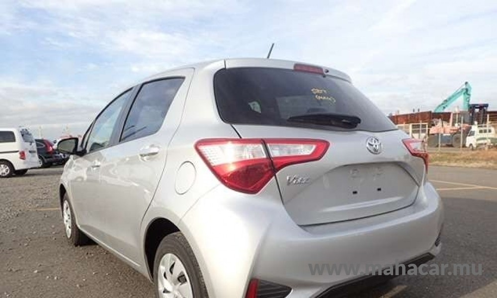 2019 Toyota Vitz photo 2