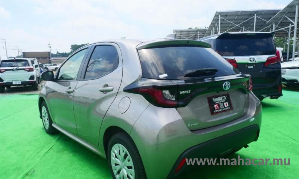 2023 Toyota Yaris Hybrid photo 2