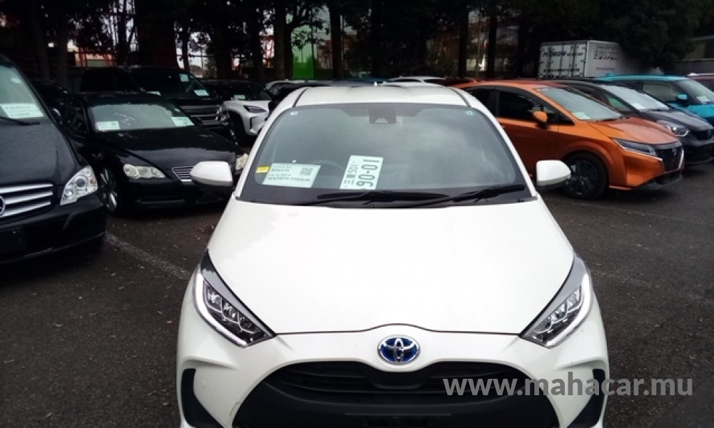2022 Toyota Yaris Hybrid, White